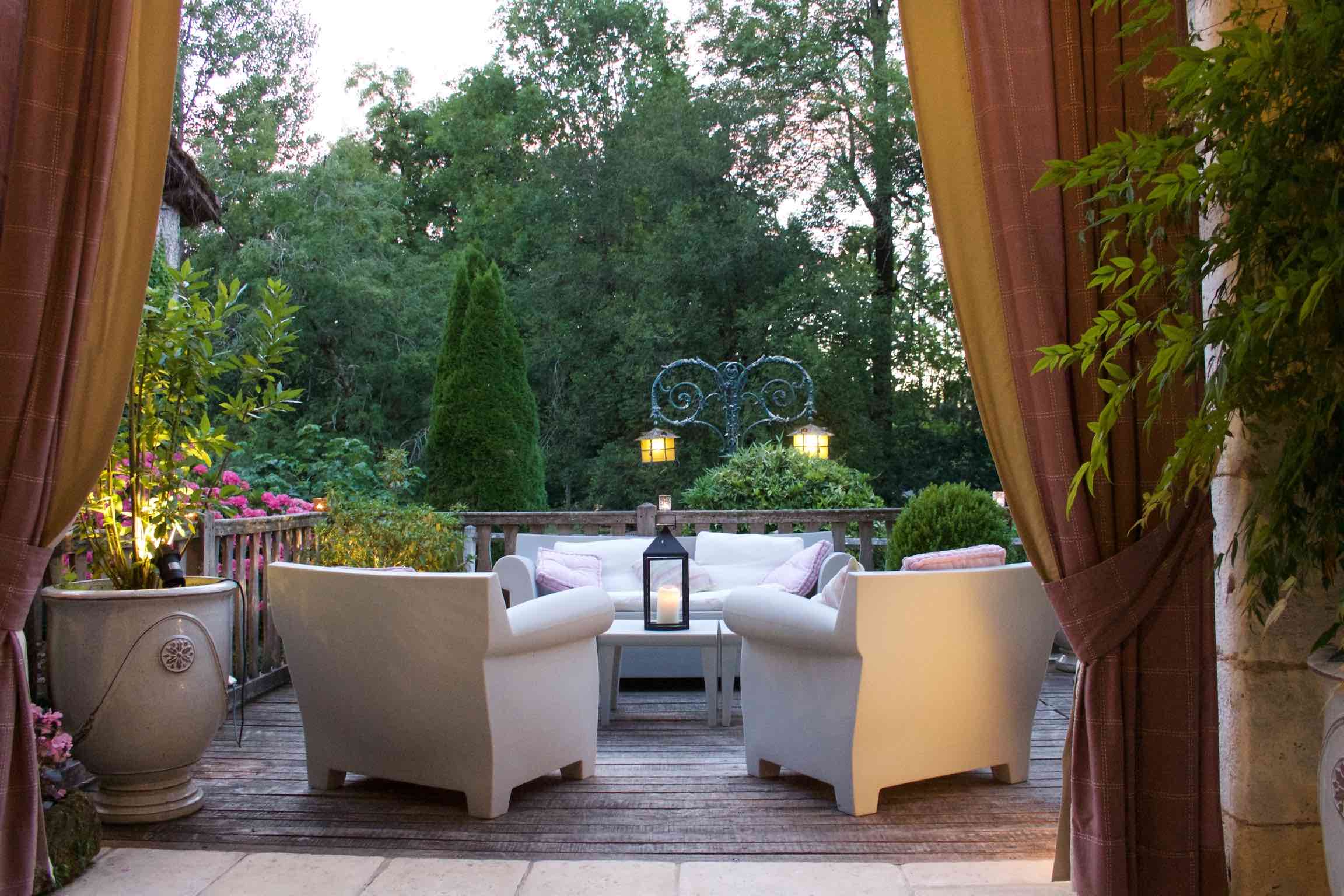 vue terrasse avec canapé fauteuil et table basse