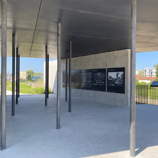 Kiosque d'accueil avec panneaux explicatifs au mur