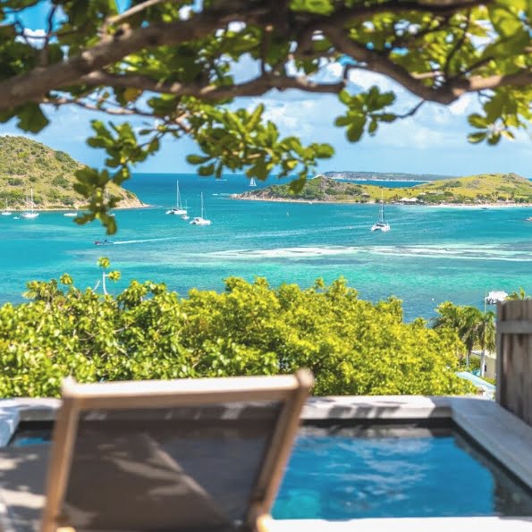 Hôtel Le Karibuni vue avec piscine et mer des caraïbes au loin