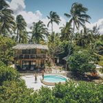 vue aérienne avec deux personnes piscine et villa privée - Whites and Villas