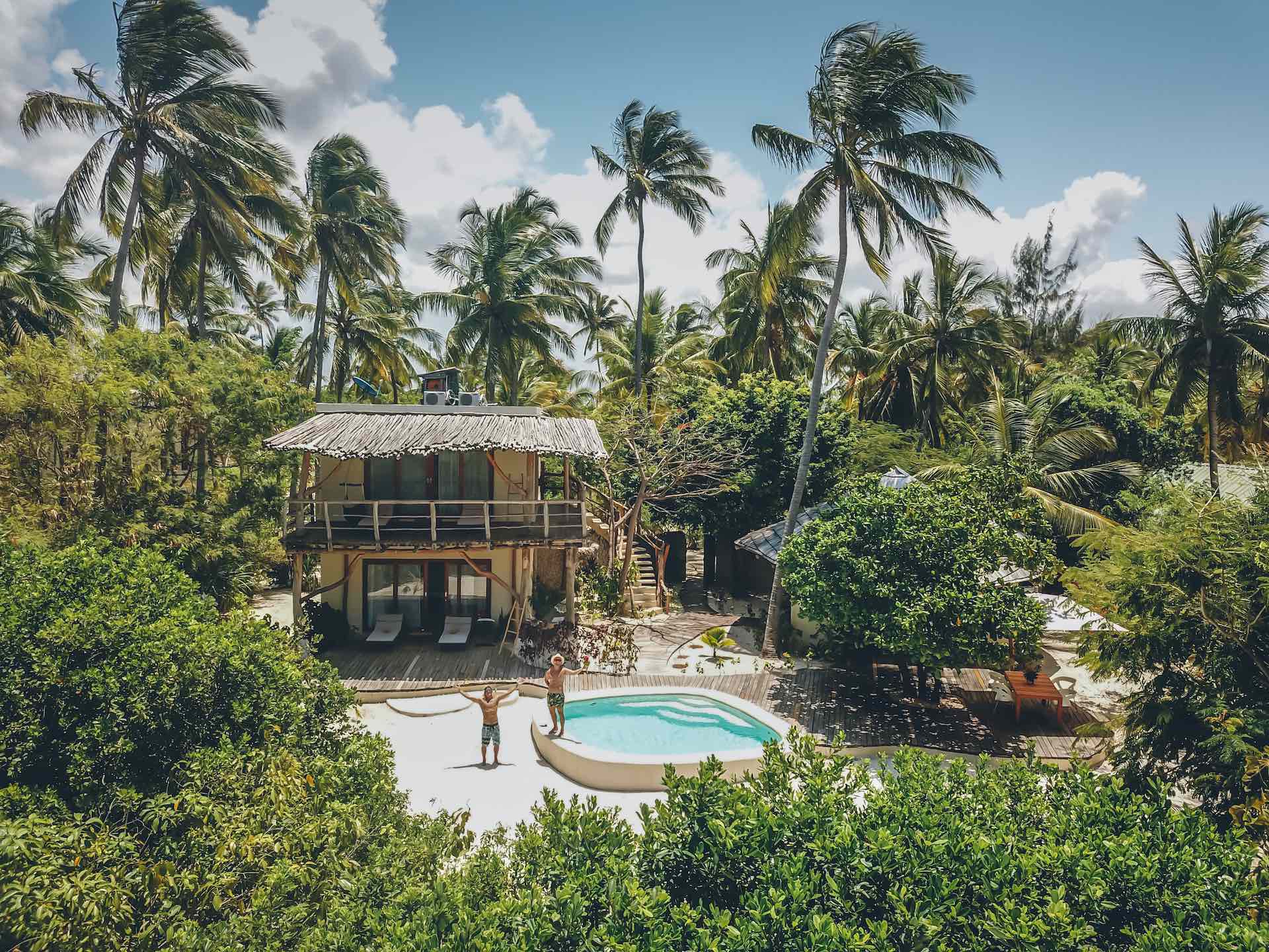 vue aérienne avec deux personnes piscine et villa privée - Whites and Villas