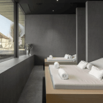 Deux lit face à une vue dans un spa
