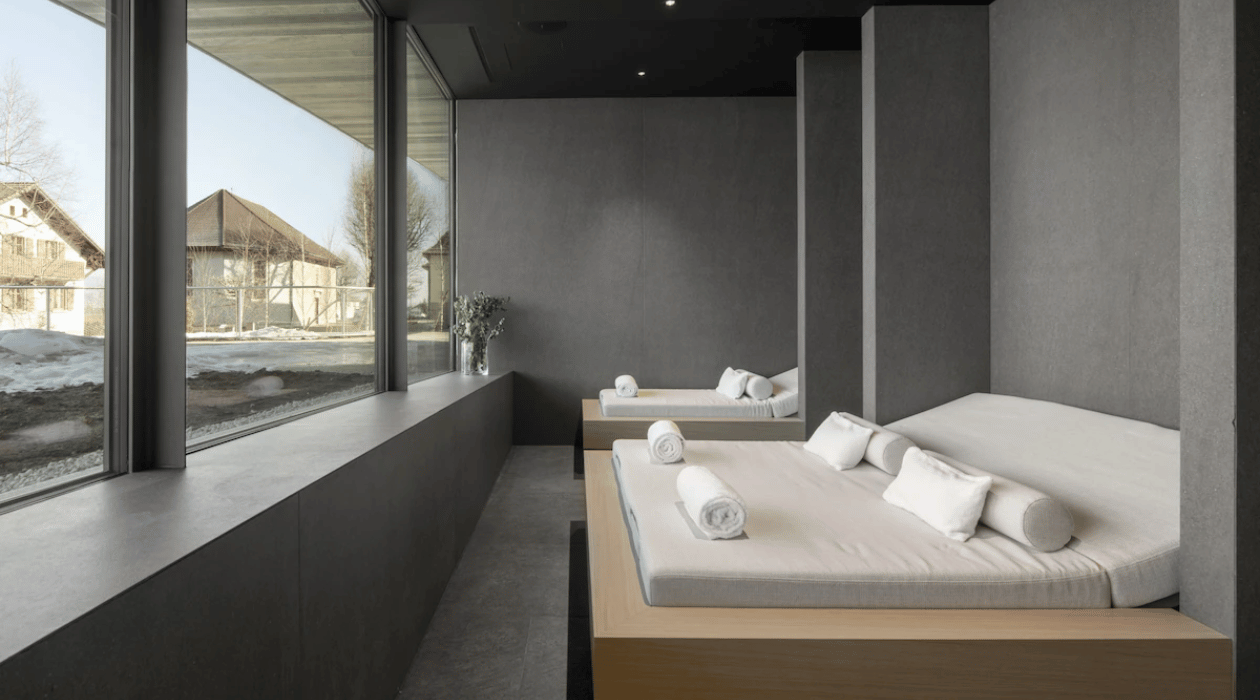 Deux lit face à une vue dans un spa