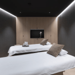 Deux lits dans une salle de massage