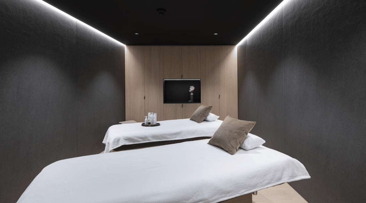Deux lits dans une salle de massage