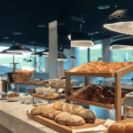 Assortiment de viennoiserie dans un buffet de petit déjeuner