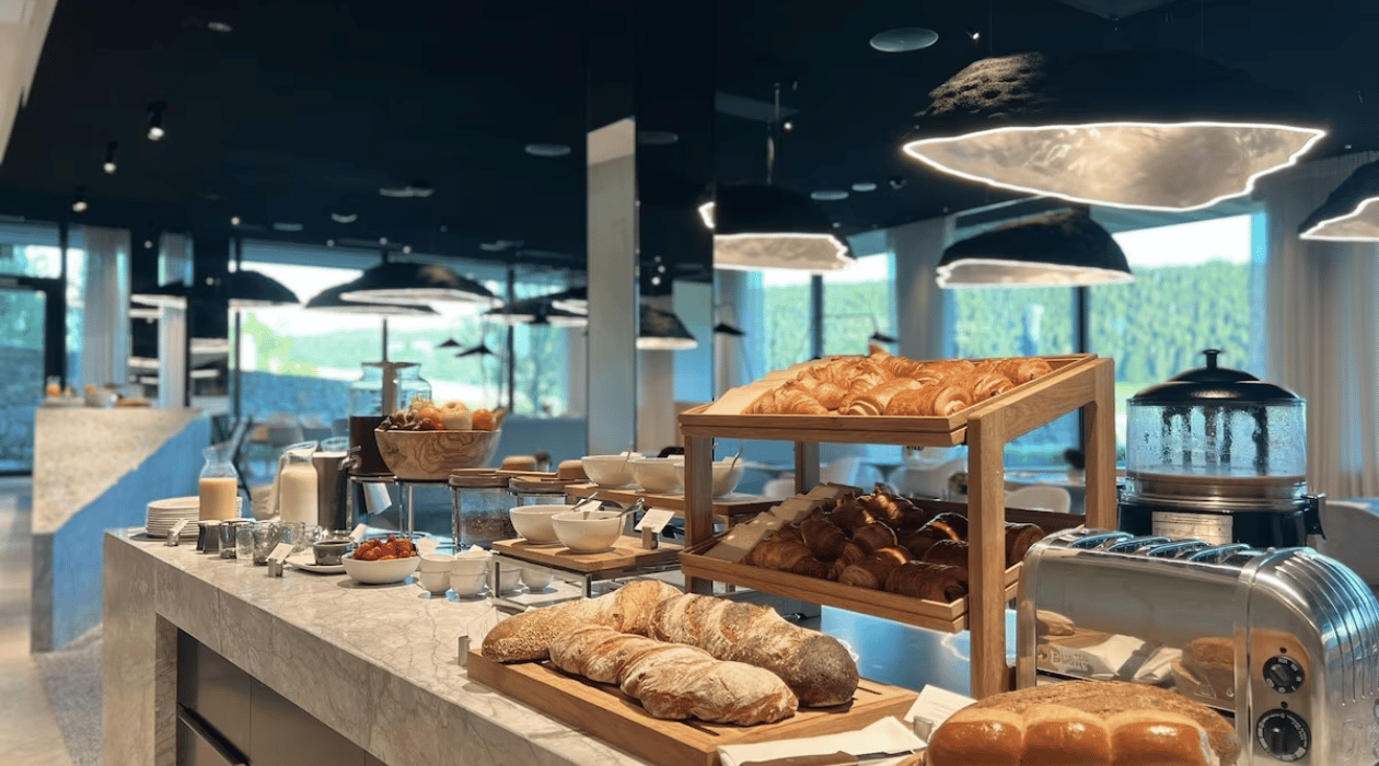 Assortiment de viennoiserie dans un buffet de petit déjeuner