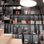 Étagère portant des livres sur le coté d'un escalier