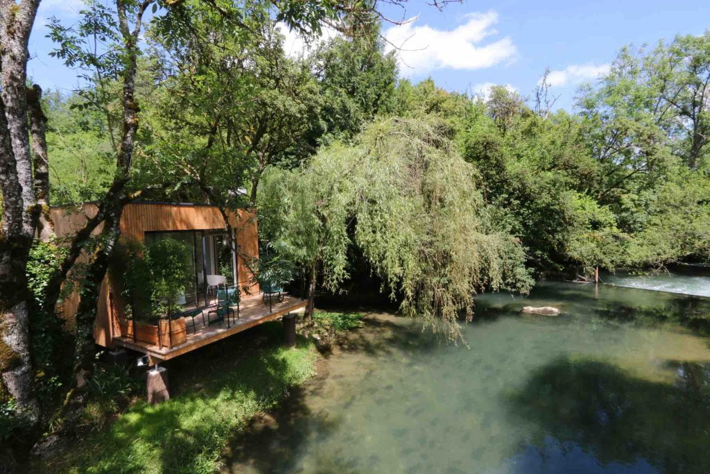 cabane pont roche vue sur la rivière