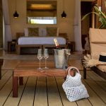 photo intérieure villa avec coupe de champagne