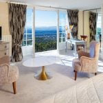 vue dégagée depuis une chambre avec fauteuil, table basse et tv