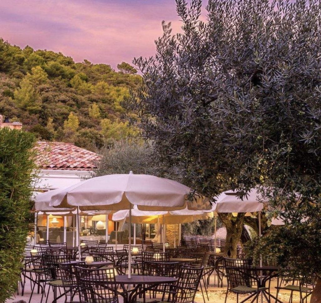 restaurant avec table et parasols