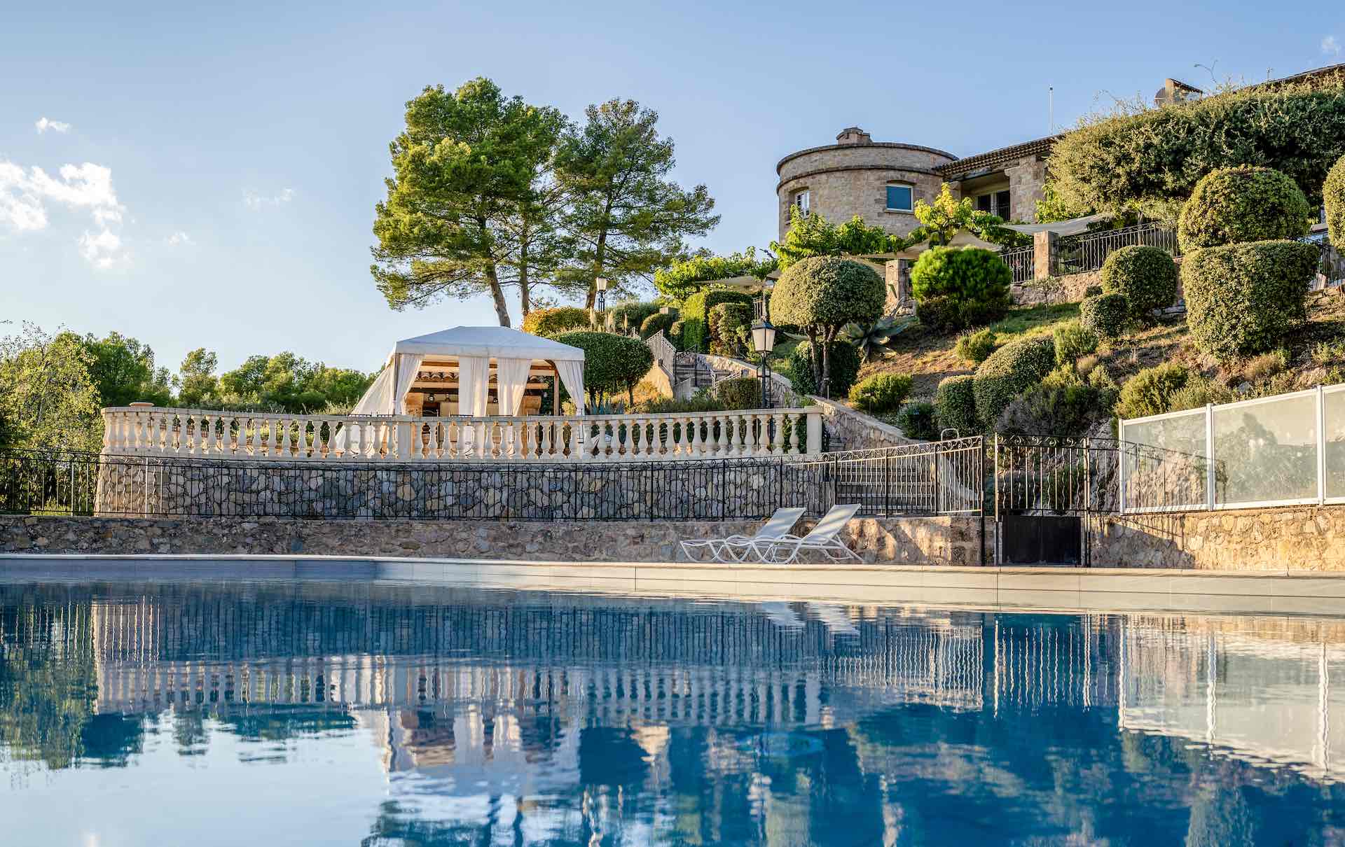 piscine bastide tourtour avec transats