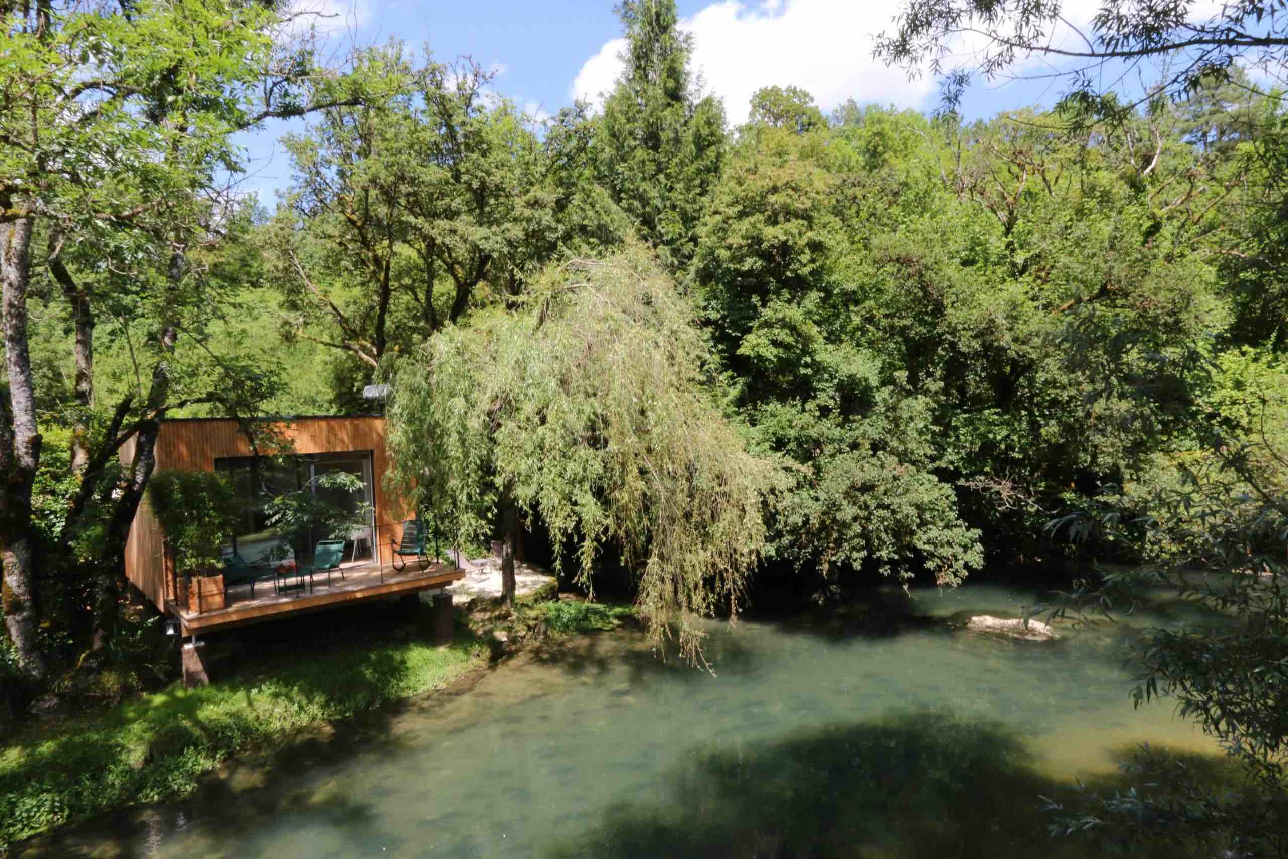 vue de l'extérieure cabane face à la rivière