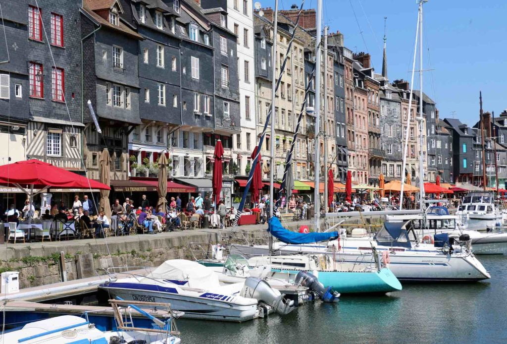 port honfleur avec bateaux et restaurants