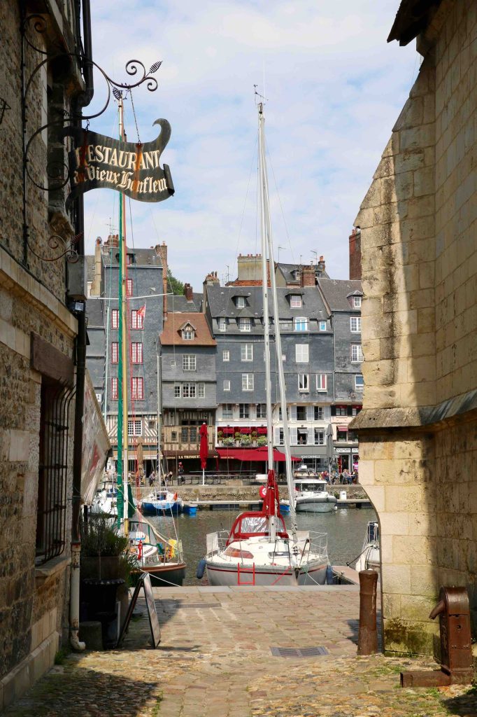 Photo point de vue port honfleur avec bateau en fond