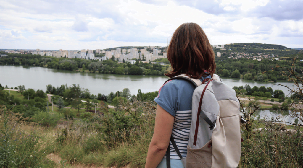 Femme regardant au loin près de dijon