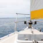 Avant d'un voilier et la mer en face