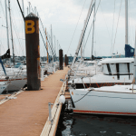 Ponton d'un port avec des voiliers ammaré
