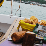 Saucisson, pain, paté et fromage sur un plateau