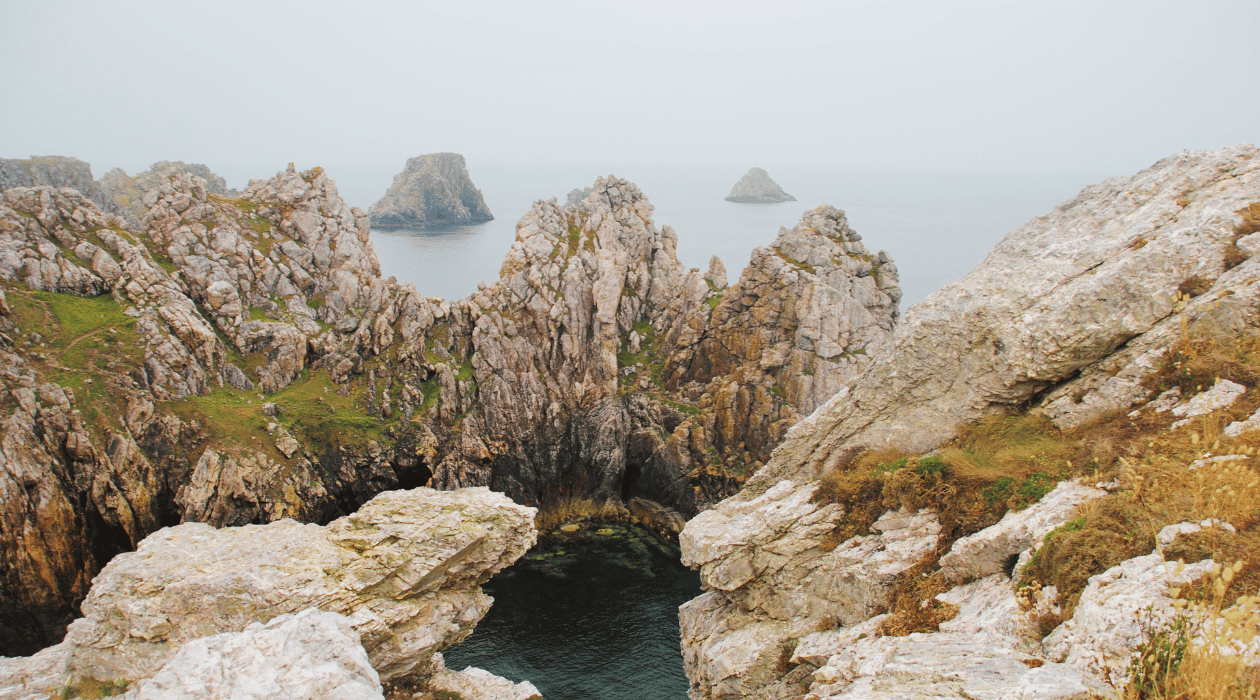 Une Falaise et un point d'eau en aval