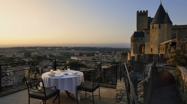 La table en hauteur et donne une vue sur la cité de carcasonne et le paysage aux alentour.