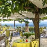 espace restaurant depuis la terrasse extérieure avec tables et chaises installées face à une vue dégagée