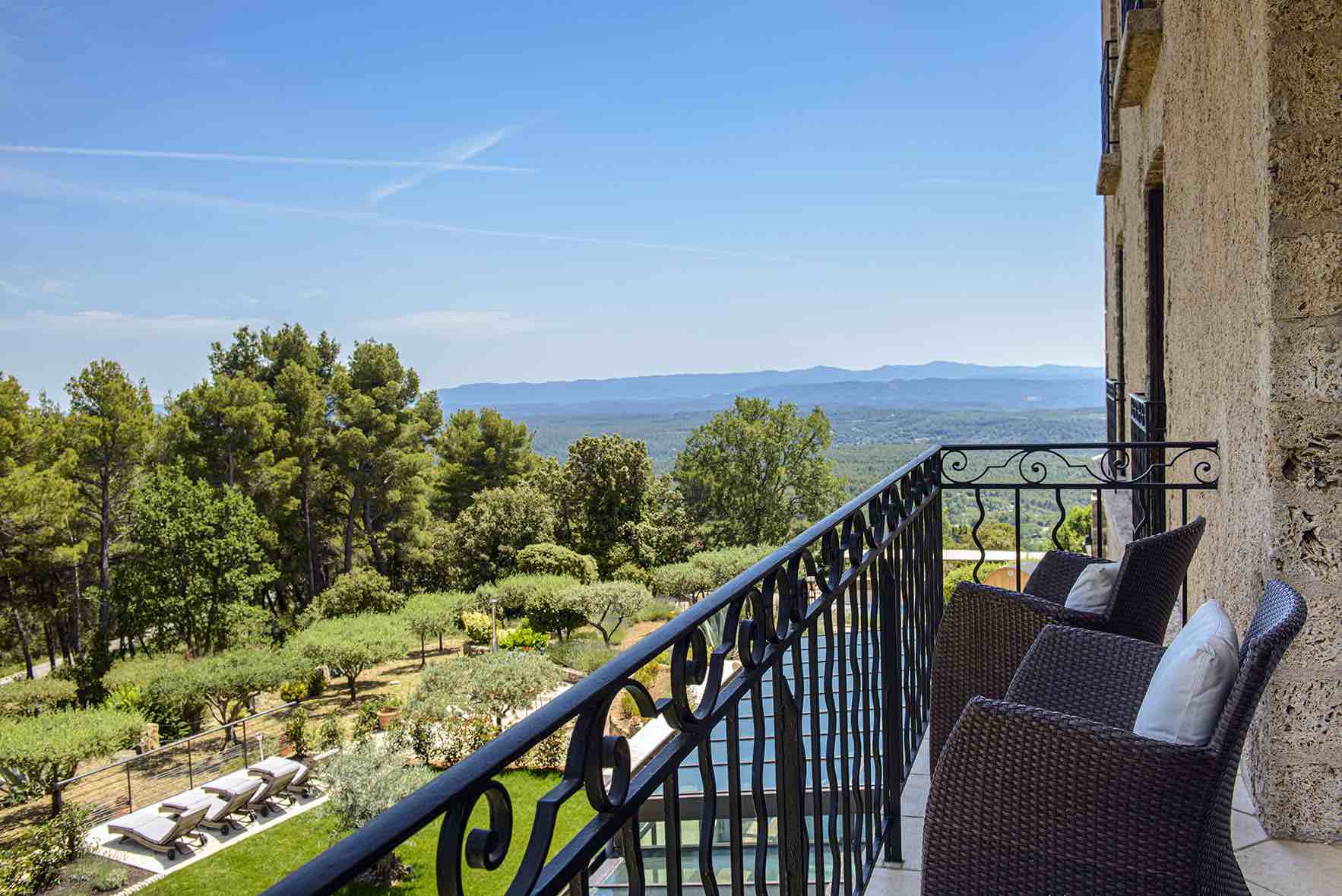 vue depuis une chambre avec fauteuils
