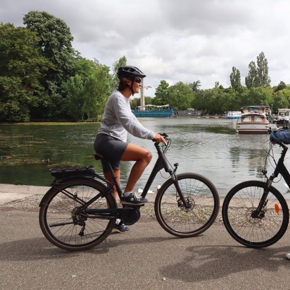 Femme sur un vélo