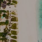 vue aérienne de l'hôte avec la mer, le sable et les villas - Whites and Villas