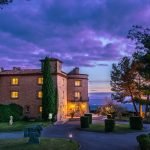 photo extérieur de la bastide tourtour à la tombée de la nuit