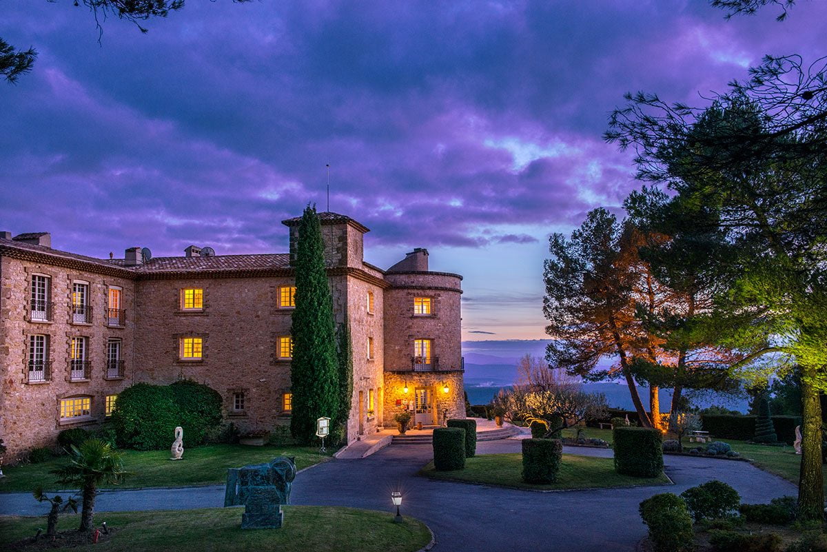 photo extérieur de la bastide tourtour à la tombée de la nuit