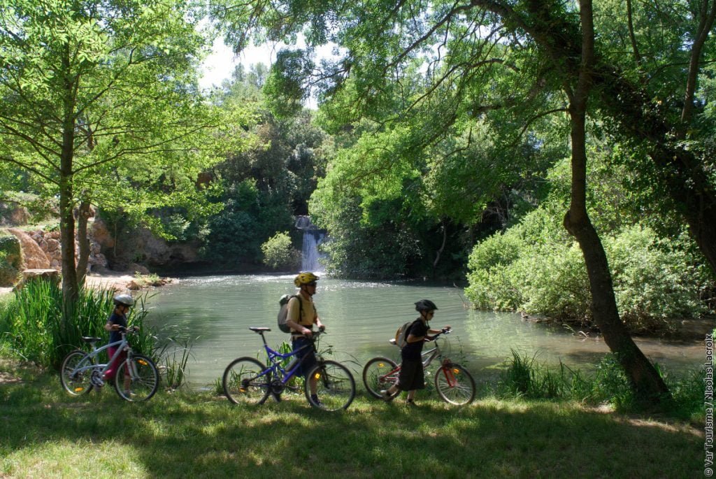 Balade en vélo en famille dans le var