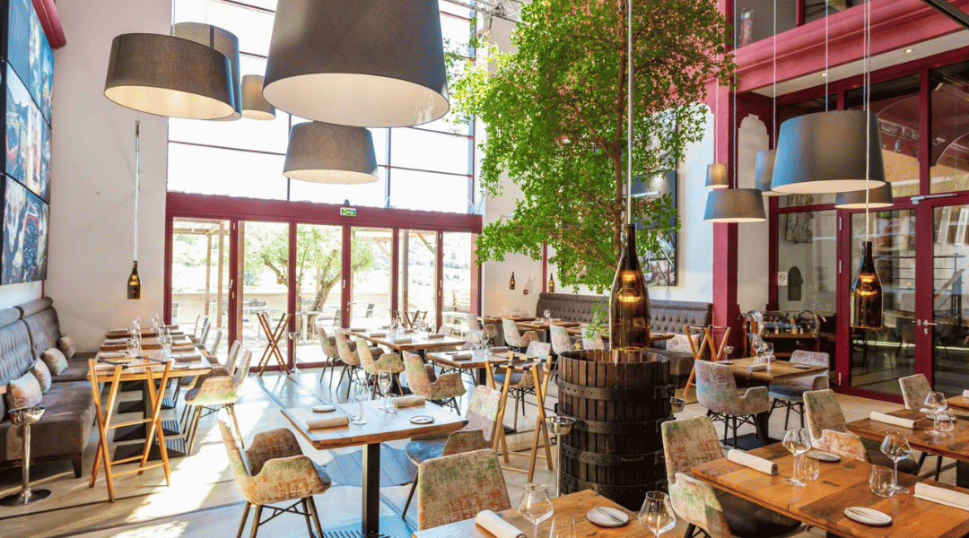 salle de restaurant lumineux avec des baie vitrée