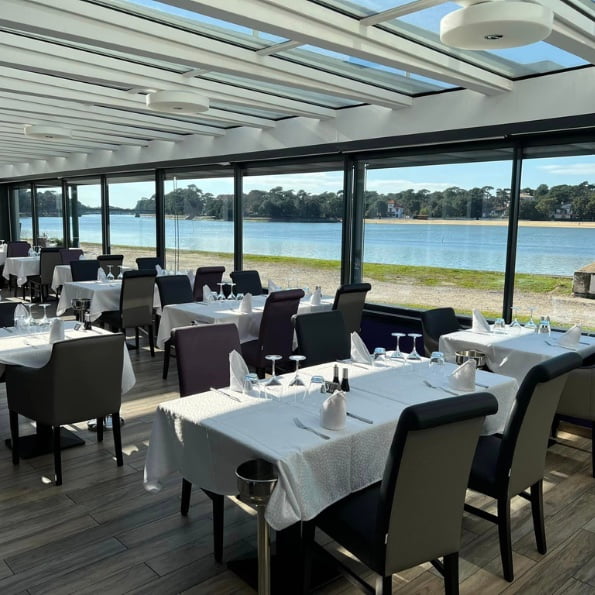 tétrade côté lac, vue sur le lac avec table et chaises