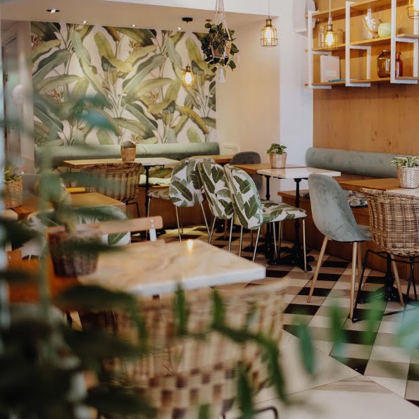 restaurant green cantine hossegor avec tables et chaises