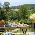 vue de l'extérieur avec petit déjeuner - les hauts de bagadou