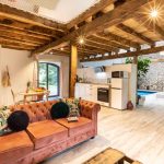 chambre avec piscine intérieure - les hauts de bagadou