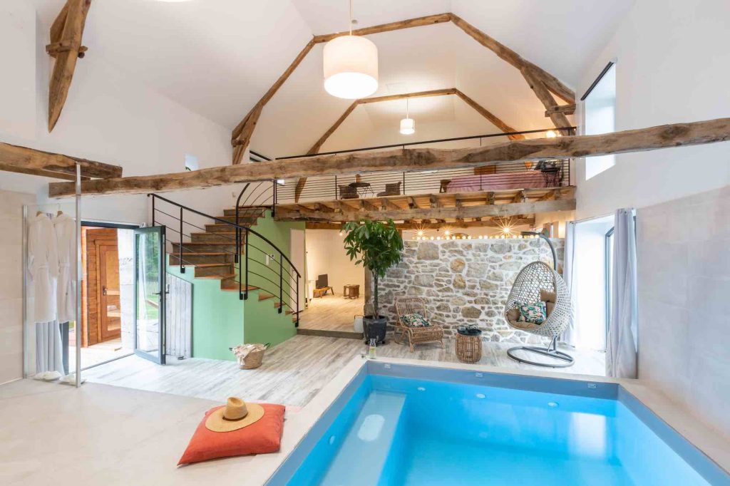 chambre avec piscine intérieure - les hauts de bagadou