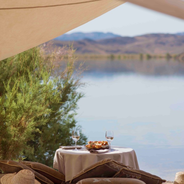 photo prise au maroc avec chambre et vue sur les montagnes en arrière-plan