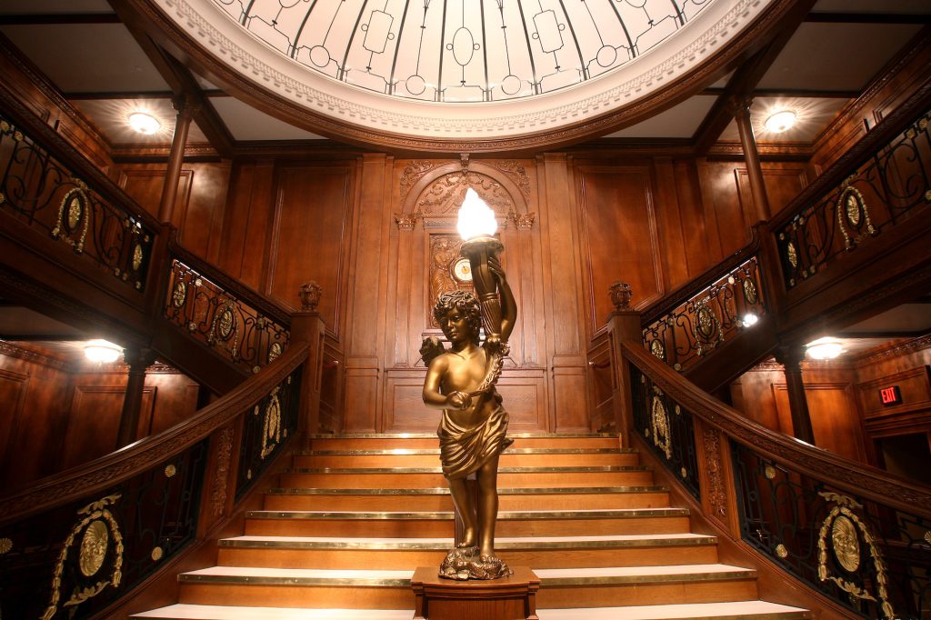 escalier à l'intérieur du titanic avec statut