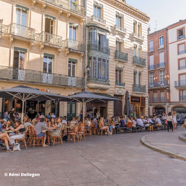 Place à toulouse avec un café et du monde en terrasse