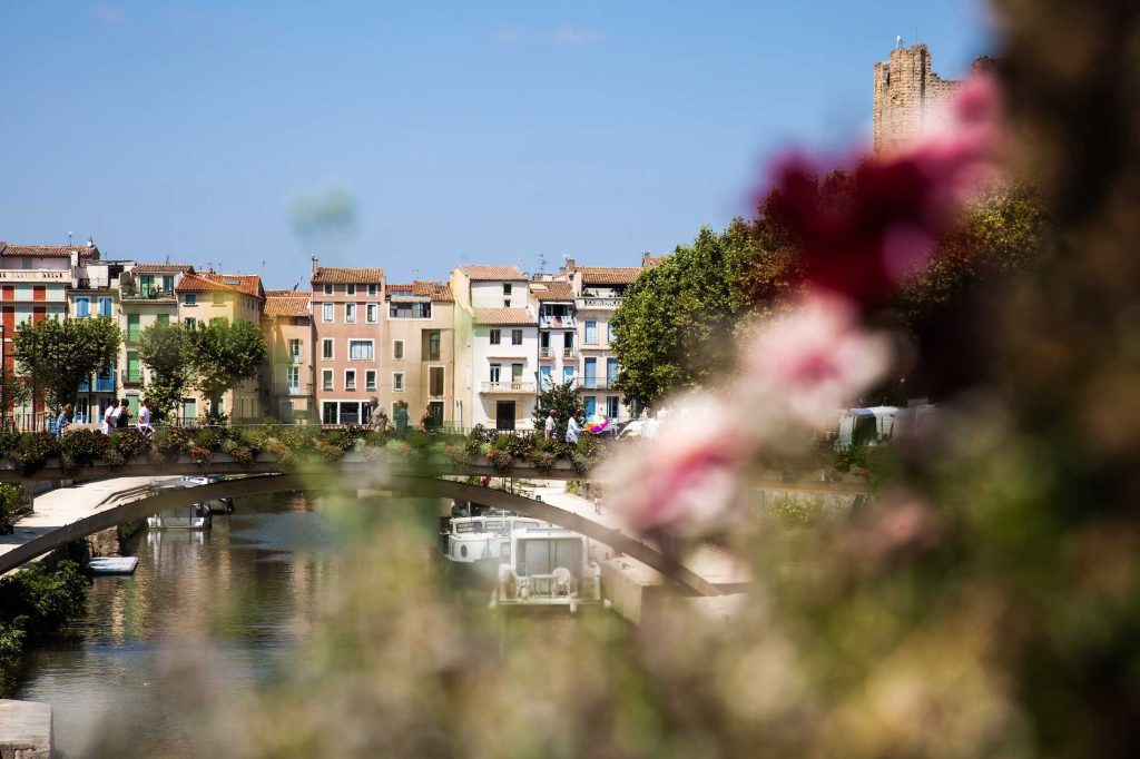 Vue sur le pont des marchands a Narbonne