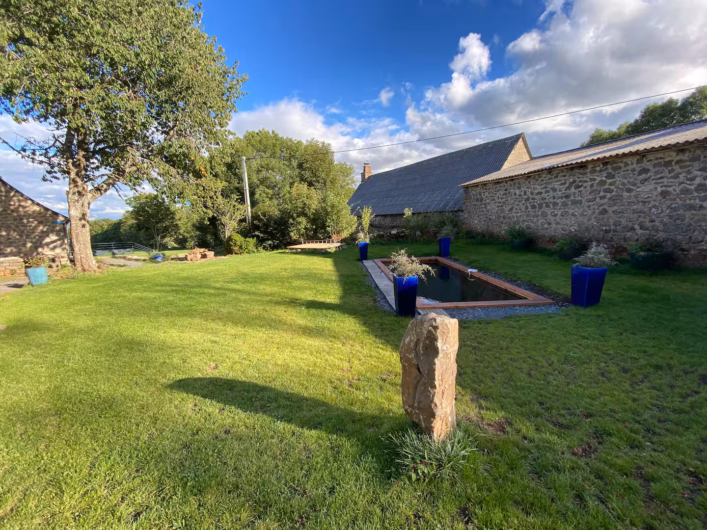 gîte avec vue sur la campagne et piscine naturelle