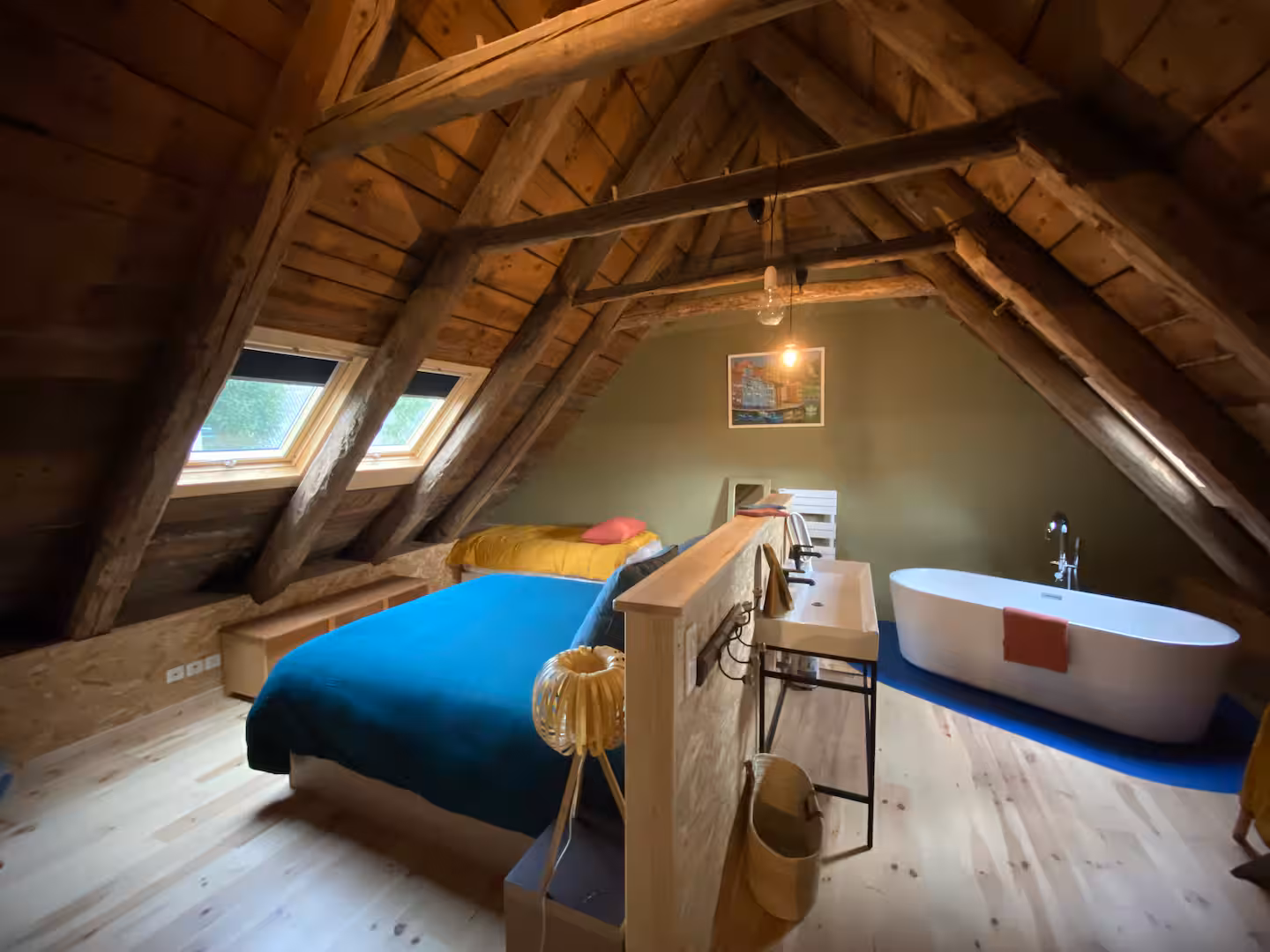 suite avec lit double, lit simple et baignoire