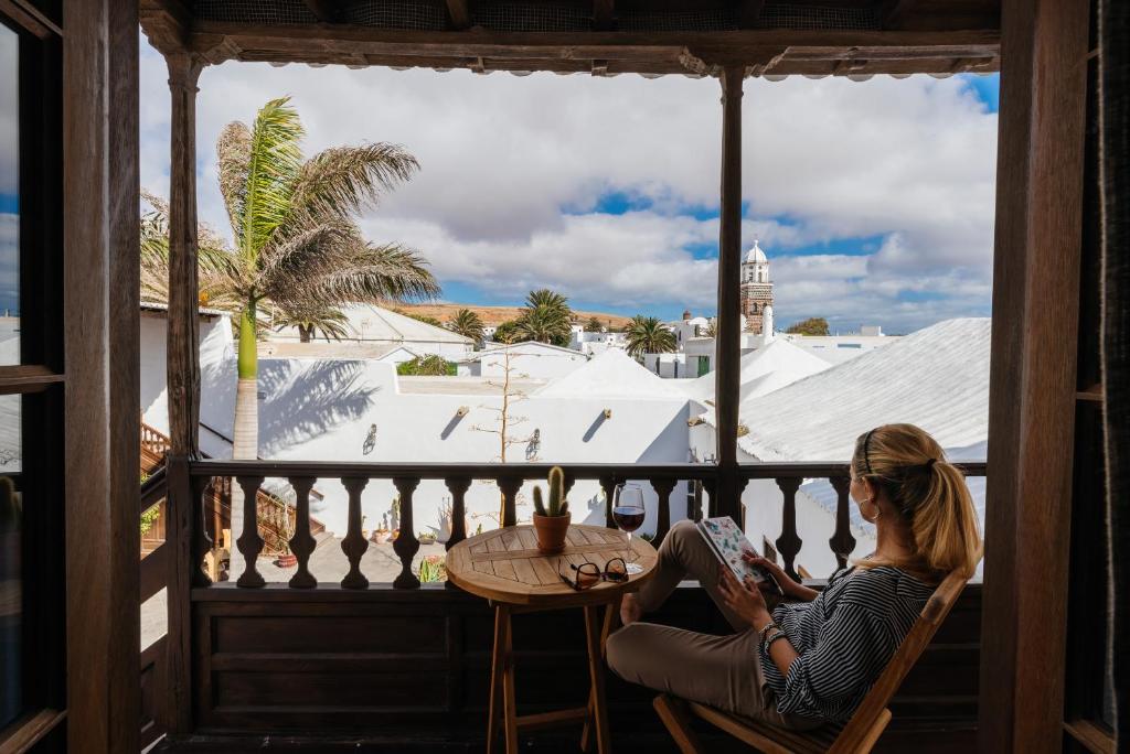 hôtel canaries, femme près d'une fenêtre qui regarde vers l'extérieur